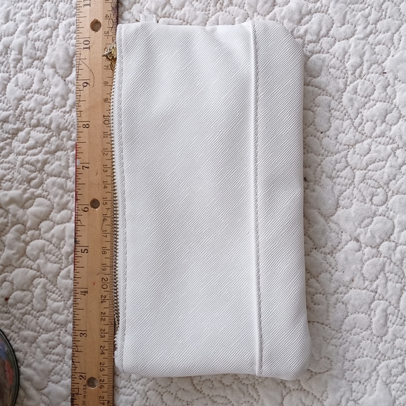 ADRIENNE VITTADINI WRISTLET/CLUTCH - Picture 3 of 7